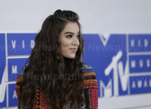 Hailee Steinfeld arrive on the red carpet at the 2016 MTV Awards