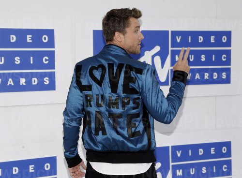 Lance Bass arrives at the 2016 MTV Video Music Awards