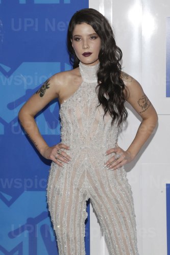 Halsey arrives at the 2016 MTV Video Music Awards