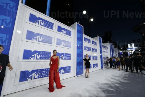 Tinashe at the 2016 MTV Awards