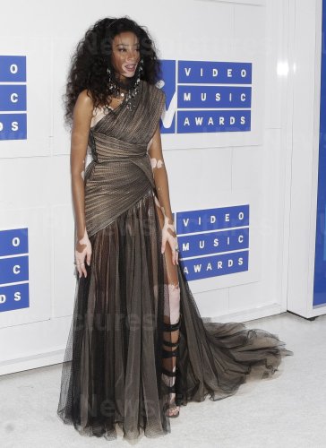 Winnie Harlow arrives at the 2016 MTV Video Music Awards